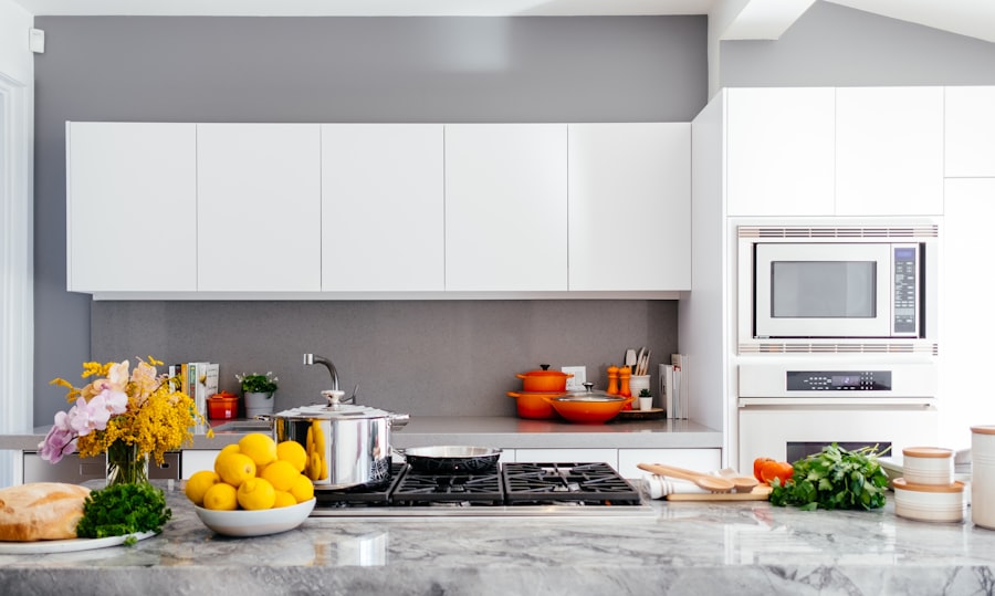 Ahşap ve taş detaylı modern mutfak