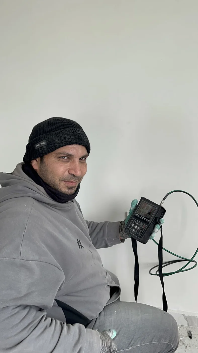 Elektrik tesisatını test cihazıyla kontrol eden teknik personel