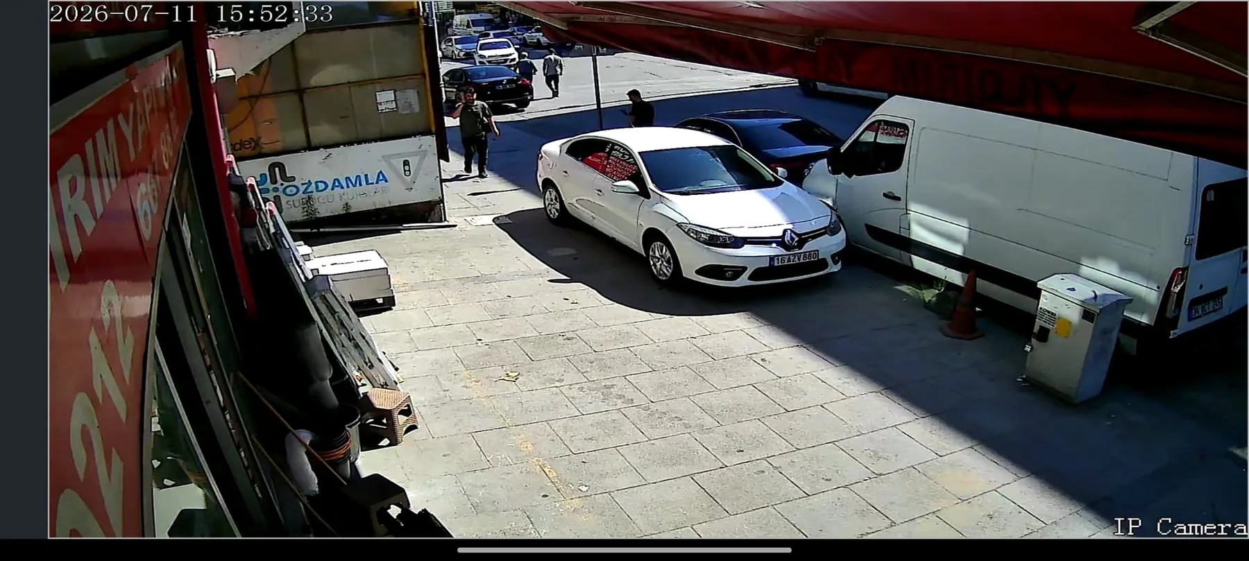 Sokak ve araç giriş alanını gösteren IP kamera görüntüsü