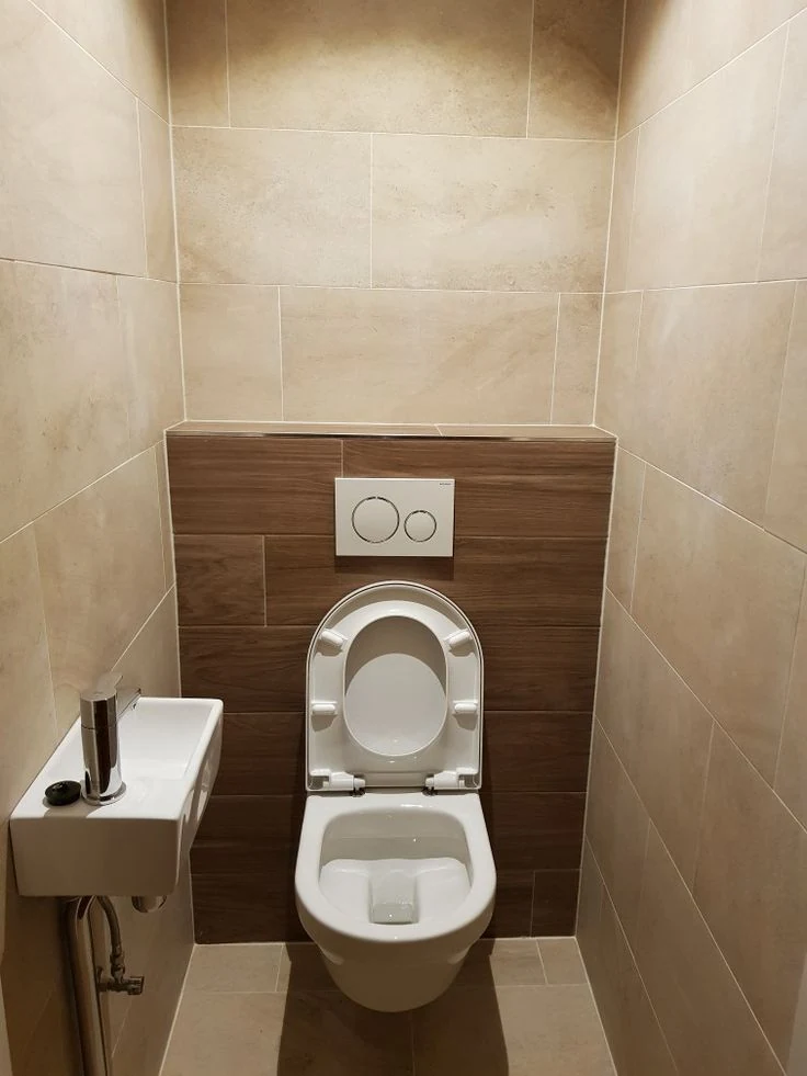 Bej tonlarda gömme rezervuar banyo uygulaması