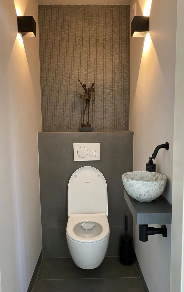 Dar banyo için modern gömme rezervuar uygulaması