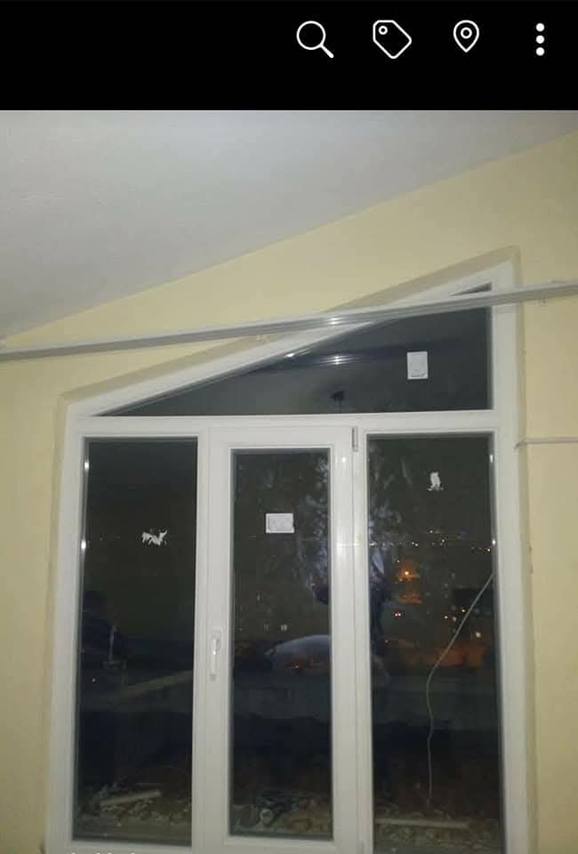 Tamamlanmış beyaz PVC balkon kapısı