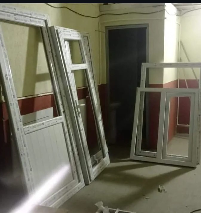 Montaja hazırlanan PVC kapı ve pencereler