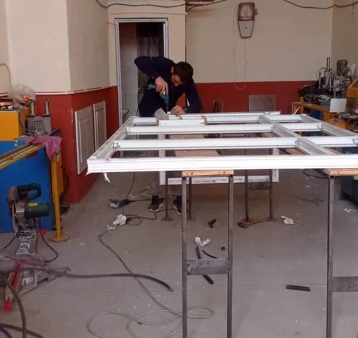 Özkar Pen atölyesinde PVC doğrama üretimi