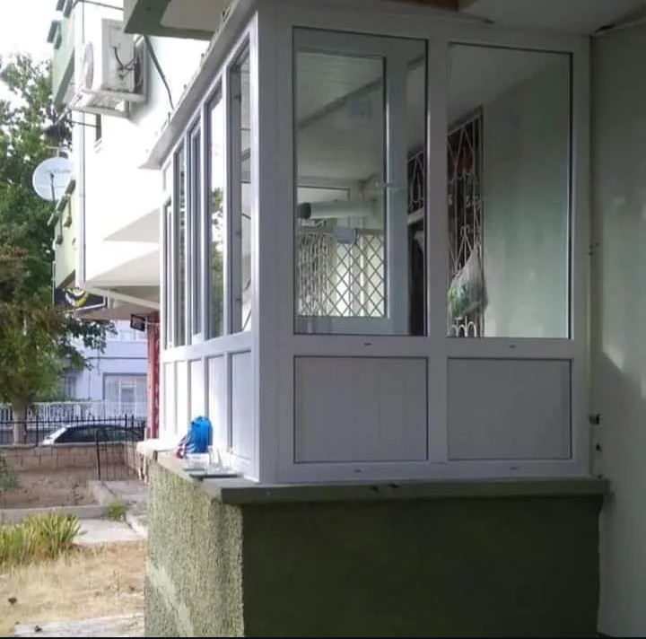 Tamamlanmış PVC balkon kapatma uygulaması